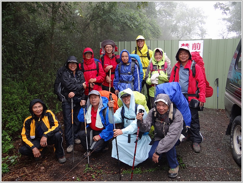 2015-04-10 11-44-24登山口合影.JPG